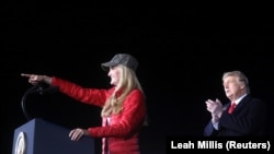 Republikanska senatorica Kelly Loeffler na pozornici sa američkim predsjednikom Donaldom Trumpom dan pred glasanje