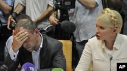 Юлія Тимошенко та її адвокат Сергій Власенко в залі Печерського суду, 24 червня 2011 року