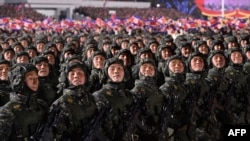 Sjevernokorejski vojnici marširaju u Pjongjangu, februar 2023.