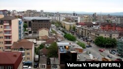 U odluci od 1. marta navodi se da tu spadaju državna, administrativna, vojna te imovina društveno-političkih organizacija (na fotografiji Priština)