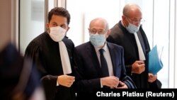Patrick Klugman, advokat porodica žrtava iz košer supermarketa, i Francis Kalifat, predsedavajući Saveta francuskih jevrejskih institucija napuštaju sudnicu u Parizu, 2. septe,bar 2020.