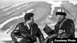 Манасчы Саякбай Каралаев (оңдо) менен Чыңгыз Айтматов.