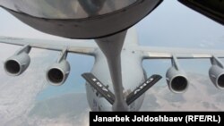 Дозаправка в воздухе самолета ВВС США, 7 июня 2012 года.