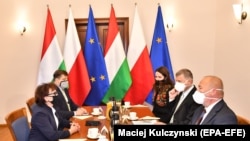 Польська (ліворуч) і угорська делегації законодавців під час бюджетних консультацій у Вроцлаві, на заході Польщі, 14 жовтня 2020