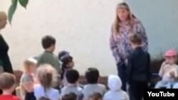 În video poate fi văzută directoarea grădiniței obligând copilul să îngenuncheze. 