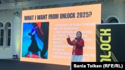 Қырғызстандық белсенді Жулдызай Турдыбекова UNLOCK-2025 жиынында жобасын таныстырып тұр. Прага, 19 мамыр, 2025 жыл.