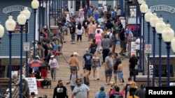Лише декілька людей одягнули маски. рухаючись людною набережною. Каліфорнія. США. 22 червня 2020 року