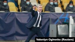 Головний тренер гірників керує діями своїх підопічних на матчі з італійським «Інтером» на НСК «Олімпійський» у Києві 28 жовтня 2020 року