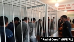 Обвиняемые в участии в группировке «Исламское государство» в суде. 2016 год.