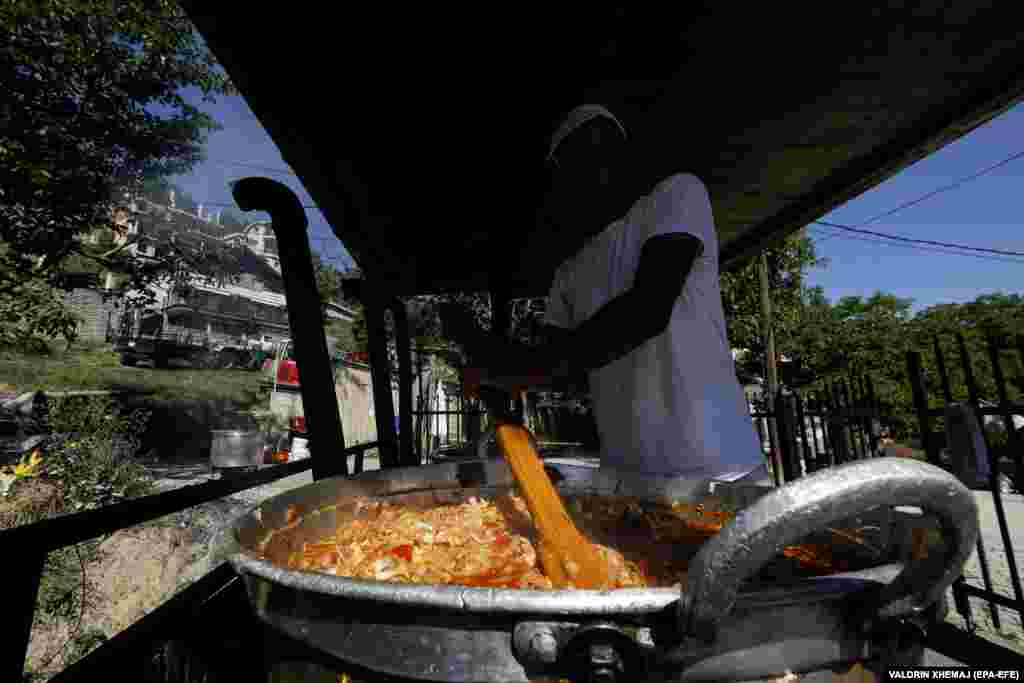 Еден човек од селото подготвува храна за свадбената гозба.