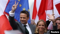 Кандидат у президенти Польщі Рафал Тшасковський (ліворуч) проводить передвиборчий мітинг у місті Плоцьк. 11 травня 2025 року