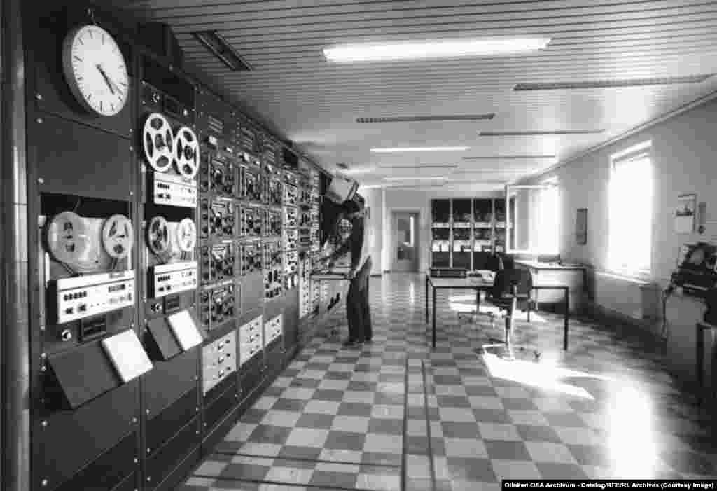 Станция мониторинга в Мюнхене, где радиопередачи из коммунистических стран записывались и просматривались сотрудниками радиостанции.В 1976 году РСЕ и РС объединились в корпорацию РСЕ/РС — Радио Свободная Европа / Радио Свобода Инк.