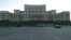 „Casa Poporului”, construită de dictatorul Ceaușescu, e sediul actual al Parlamentului de la București. 