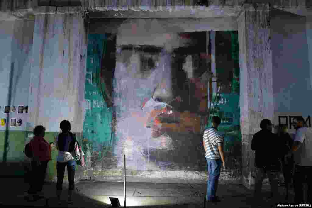 Автор этого огромного портрета, нарисованного на стене,&nbsp;&mdash; Nurakhmet. Работа называется &laquo;Цензура&raquo;. По замыслу, это портрет человека, желающего выразить свои мысли, но при этом оставаться скрытым или неузнаваемым из-за отсутствия свободы слова, из-за боязни быть наказанным за высказывание своего мнения.