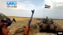 Video zapis konvoja vojnih vozila koji se kreću ka gradu Harak