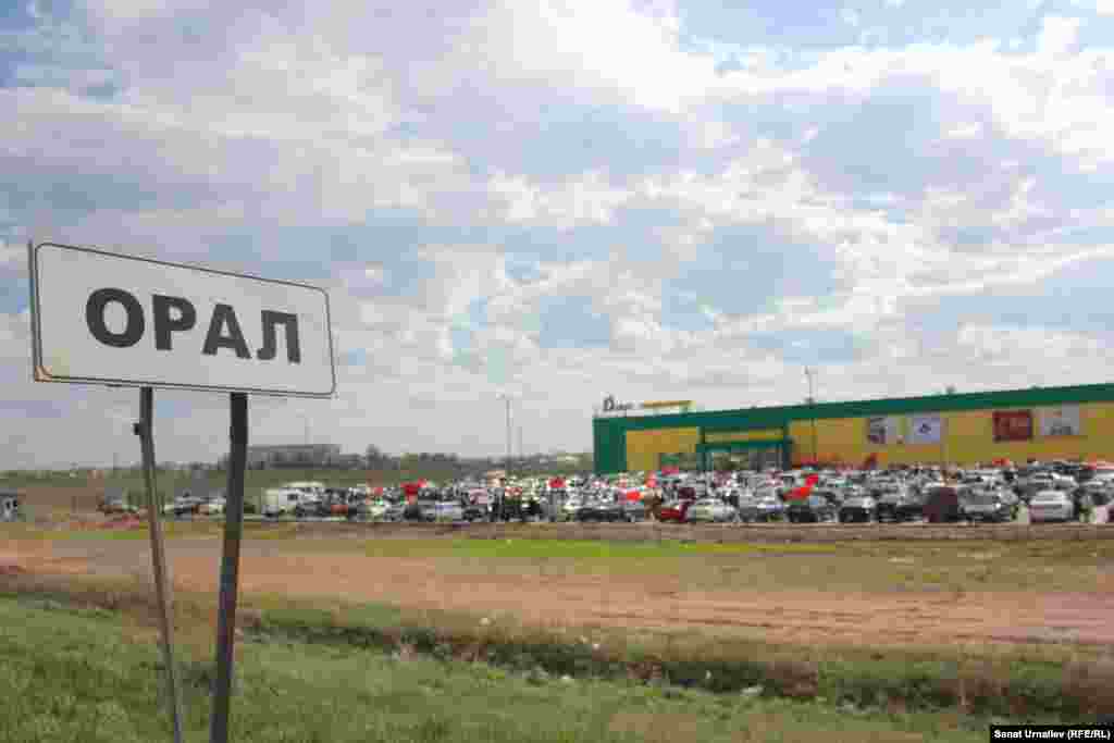 Сбор участников автопробега проходил на парковке одного из уральских гипермаркетов.&nbsp; &nbsp;