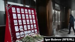 Мемориальная доска с фотографиями погибших горянков шахты "Северная" в Воркуте