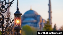 Точное количество узбекских трудовых мигрантов в Турции неизвестно. По неофициальным данным, их количество может достигать тысячи. 