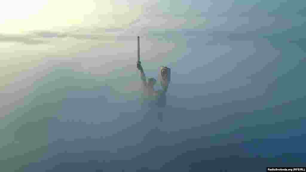 Monumentul Patriei din Kiev, Ucraina, se zărește prin ceață, pe 6 noiembrie. Statuia de 102 metri aparține Muzeului Național de Istorie a Ucrainei în cel de-al Doilea Război Mondial. (RFE/RL)