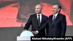 Владимир Путин менен Шавкат Мирзиёев. Орусия менен Өзбекстандын ортосундагы регион аралык кызматташтык форумунда атомдук элекстрстанциясынын курулушунун ачуу учуру. Ташкент. 19-октябрь, 2018-жыл.