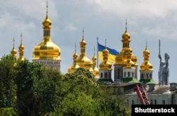 Вигляд на Києво-Печерську лавру, монумент Батьківщина-Мати та велетенських розмірів державний прапор України