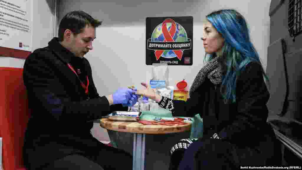 Дівчина здає тест у пересувній лабораторії у Всесвітній день боротьби зі СНІДом