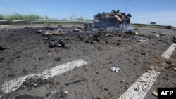 Ілюстративне фото. Знищена бронемашина поблизу Луганського аеропорту, 2014 рік