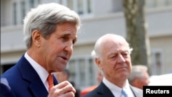 Sekretari amerikan i Shtetit, John Kerry (majtas) dhe i dërguari i Kombeve të Bashkuara për Sirinë, Staffan de Mistura, 02 Maj 2016