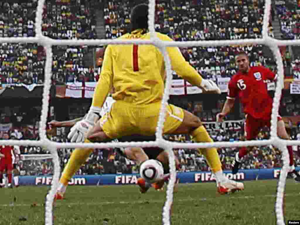 გერმანია - ინგლისი 4:1. კლოზეს პირველი გოლი გააქვს ინგლისელთა კარში. - მსოფლიო საფეხბურთო ჩემპიონატების ისტორიაში პირველად მეოთხედფინალში მეტი სამხრეთამერიკული გუნდი აღმოჩნდა, ვიდრე ევროპული. „დიდ რვიანში“ სამხრეთ ამერიკას ოთხი ქვეყანა წარმოადგენს (არგენტინა, ბრაზილია, პარაგვაი და ურუგვაი), ევროპას კი - სამი: გერმანია, ესპანეთი და ჰოლანდია. მასპინძელი კონტინენტი - აფრიკა - განის ნაკრებით არის წარმოდგენილი. მეოთხედფინალური მატჩები 2-3 ივლისს გამართება.