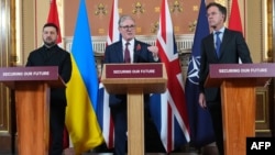 Зліва направо: Володимир Зеленський, прем’єр-міністр Великої Британії та генеральний секретар НАТО Марк Рютте після зустрічі «Коаліції охочих» у Лондоні, 24 жовтня 2025 року