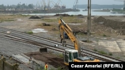 La opt ani de când a primit cofinanțare din partea Comisiei Europene, Terminalul Multimodal nu a depășit faza de șantier. 