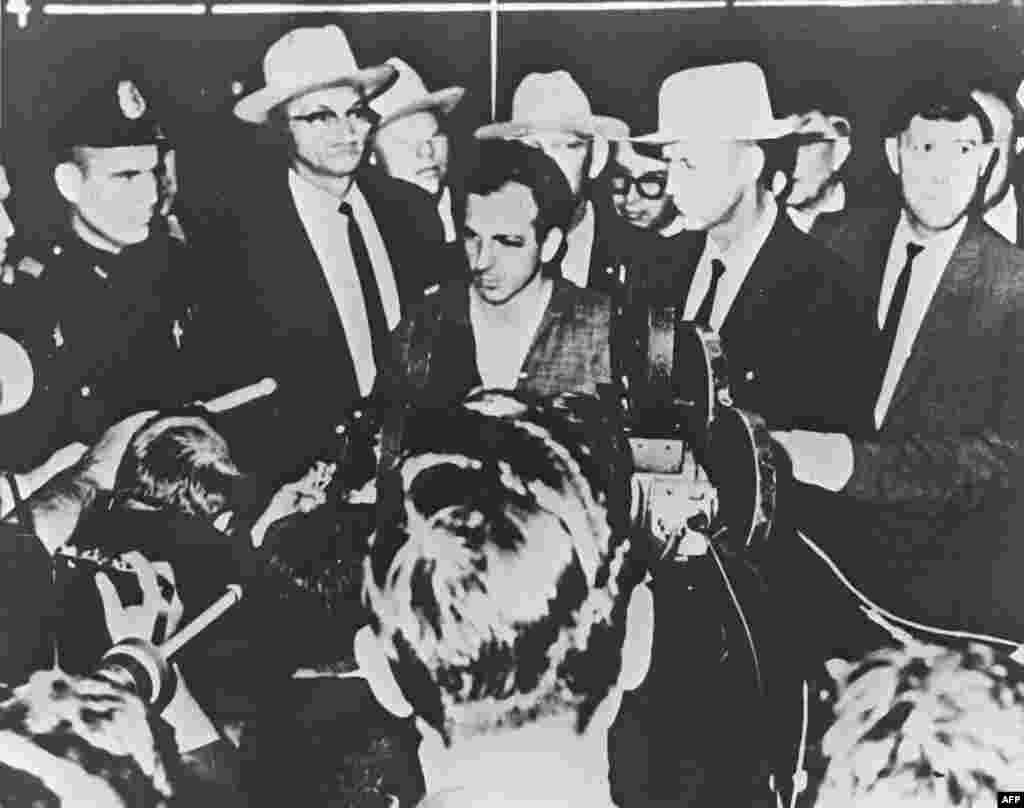 Lee Harvey Oswald koji je uhapšen pod sumnjom da je ubio Kennedyja, obraća se novinarima u Dallasu, 22. novembar 1963.