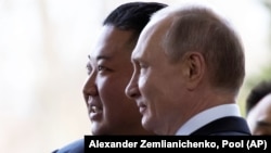 Presidenti i Rusisë, Vladimir Putin, me liderin e Koresë së Veriut, Kim Jong Un, gjatë një takimi më 25 prill 2019.