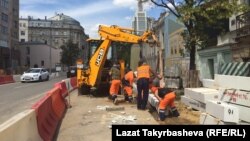 Жол курулушунда иштеп жаткан кыргызстандык мигранттар. Москва.Архив.