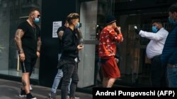 La intrarea în centrele comerciale, angajații verifică temperatura clienților 