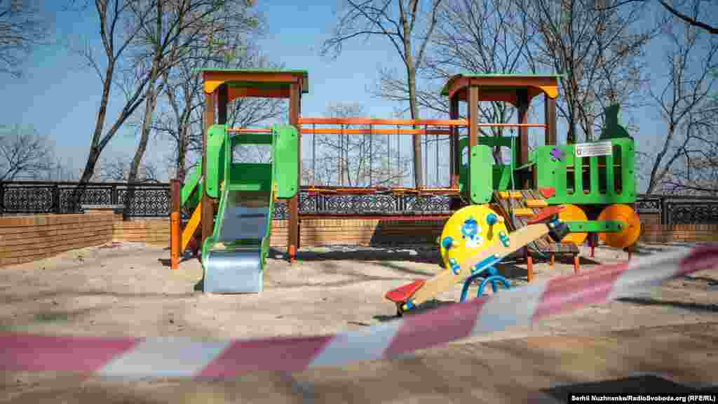 Дитячі майданчики, на яких гуляти заборонено, обтягнуті обмежувальними стрічками. Штраф за перебування на цих майданчиках коливається від 17 до 34 тисяч гривень