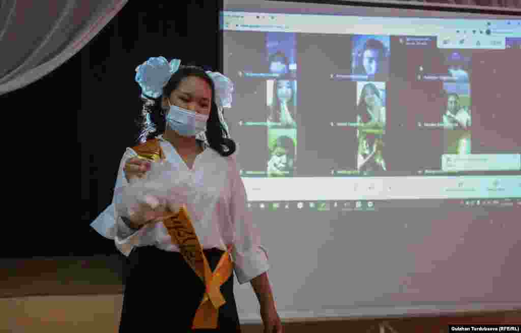 Бишкек шаарындагы дагы бир мектепте 11-класстын бүтүрүүчүлөрү үчүн &quot;Акыркы коңгуроо&quot; салтанаты онлайн өттү.