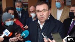 Министърът на здравеопазването Костадин Ангелов предлага във всяка област да се избере и обособи по една болница, която да приема само пациенти с COVID-19 и една, която да приема само пациенти, които не са заразени с коронавирус