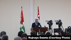 На собрании выступил главнокомандующий вооруженными силами республики, президент РА Рауль Хаджимба