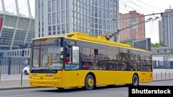 Восени 2019 році київська влада анонсувала перехід на повністю безготівкову оплату проїзду в наземному комунальному транспорті