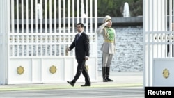 Президент Туркменистана Гурбангулы Бердымухамедов выходит из ворот своего дворца на официальной церемонии. Ашгабат,  29 октября 2015 года. 