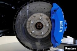 Disk kočnica poluizgrađenog sportskog automobila Bugatti Chiron u proizvodnoj hali Bugattija u fabrici u Molsheimu u Francuskoj 6. lipnja 2019.