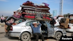 Газа - Палестинците чекаат да им биде дозволено да се вратат во своите домови во северна Газа, откако беа раселени на југ, 26 јануари 2025 година.