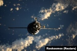 Орусиялык "Союз МС-17" космос кемеси Эл аралык космос бекетинин “Рассвет” модулуна жалгашуу алдында. (Бул кеме менен Сергей Рыжиков, Кэтлин Рубинс жана Сергей Кудь-Сверчков Эл аралык космос бекетине жеткирилген). 2020-жылдын 14-октябры. Космонавт Иван Вагнер тарткан сүрөт. Роскосмос.