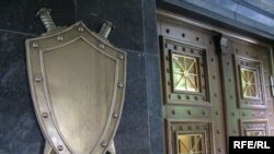 Справа неординарна, бо, зазвичай, чиновники ображаються на публікації й вимагають спростування від журналістів, а не навпаки