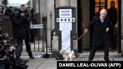 Premierul britanic Boris Johnson a votat de dimineață, la o secție din centrul Londrei, însoțit de cățelul său, Dilyn. 