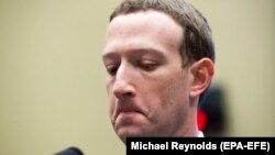 Mark Zuckerberg depunând mărturie în fața Senatului american în legătură cu Facebook, Washington, 11 aprilie, 2018