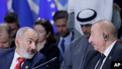 Kryeministri armen, Nikol Pashinian (majtas) dhe presidenti i Azerbajxhanit, Ilham Aliyev.