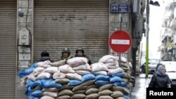 Сирийские солдаты на одной из улиц Хомса. 23 января, 2012