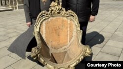 Крісло потребує реставрації